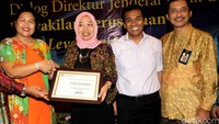 Staf Ahli Menteri Keuangan Bidang Pengawasan Pajak Puspita Wulandari menyerahkan piagam penghargaan kepada PT Melia Sehat Sejahtera dengan disaksikan anggota DPR Sukur Nababan dan Kepala Kanwil Direktorat Jenderal Pajak Jakarta Selatan I Sakli Anggoro.