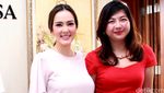 Cathy Sharon Cantik dengan Warna Pastel
