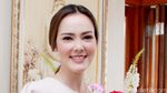 Cathy Sharon Cantik dengan Warna Pastel