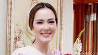 Wanita berusia 33 tahun itu tampak ceria.