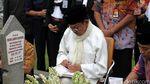 BJ Habibie Ziarah ke Makam Sang Istri