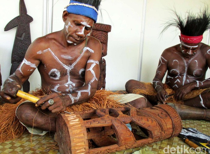 Suku Kamoro di Papua menggelar kegiatan workshop seni ukir kayu di halaman Pusat Kebudayaan Koesnadi Hardjasoemantri (PKKH), Universitas Gadjah Mada (UGM), di Yogyakarta, Jumat (3/6/2016). Berbagai begiatan selama dua hari sejak tanggal 2 Juni ini dikemas dalam acara Papua Day.