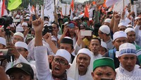 Pendemo meneriakan yel-yel untuk membakar semangat.