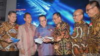 Deputi Bidang Usaha Jasa Keuangan, Jasa Konstruksi dan Jasa Lain Kementrian BUMN,Â· Gatot Trihargo berbincang dengan Presiden Komisaris PT Angkasa Pura II (persero), Rhenald Kasali disaksikan Direktur Keuangan, Andra Y Agussalam, Presiden Direktur PT Angkasa Pura II, Budi Karya Sumadi, Direktur Operasional dan Teknik, Djoko Murjamodjo, serta Direktur Komersial dan Pengembangan Bisnis, Baik Fahmi seusai Due diligence dan paparan publik penerbitan obligasi dengan nilai sebanyak banyaknya sebesar Rp 2 triliun melalui penawaran umum di Jakarta.