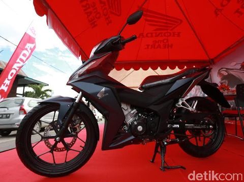 10 riders All New Supra GTR 150 kembali melanjutkan perjalanan dari Mamuju - Makasar. Berangkat sejak pukul 07.30 WITA pagi, rombongan riders langsung disapa jalanan berkelok hingga tanjakan dan turunan yang menciutkan nyali.