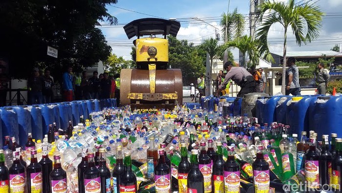 Hadapi Ramadan, Ribuan Botol Minuman Keras di Banyuwangi Dihancurkan