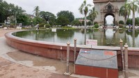 Untuk mengunjungi Patuxai sangatlah mudah lantaran berada di tengah kota tepatnya di distrik Thanon Lane Xang, Vientiane. Di sekitarnya terdapat taman yang luas serta sejumlah bangku untuk bersantai (Dhani/detikTravel)
