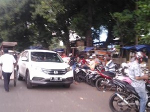 TPU Karet Tengsin Ramai Peziarah, Lalu Lintas Tersendat
