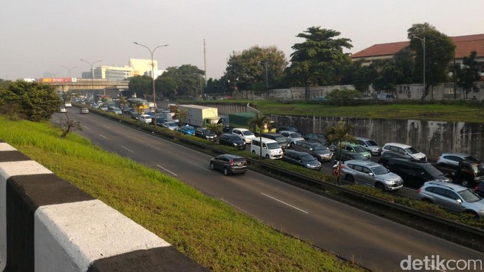 Terowongan Pasar Rebo Jadi Titik Macet, Kendaraan Merayap di JORR