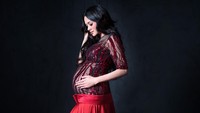 Posenya saat masih mengandung anak bungsunya saat ini, Ahmad Syailendra Aerlangga. Foto: Dok. GP Records
