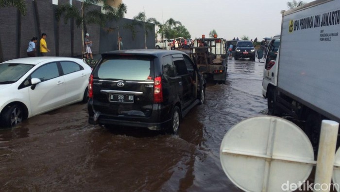 Mobil yang Terendam Air Laut Semalaman Kini Ditarik Mobil Derek