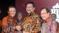 Menteri Perindustrian (Menperin) Saleh Husein memberikan penghargaan pemenang CEO Terbaik dan Perusahaan BUMN terbaik dan disaksikan oleh para Juri Anugerah BUMN 2016 Tanri Abeng, Akhmad Kusaeni, dalam acara Anugerah BUMN 2016 bertema Sinergi Menuju Transformasi BUMN di Jakarta, Jumat, (03/06/2016) malam.