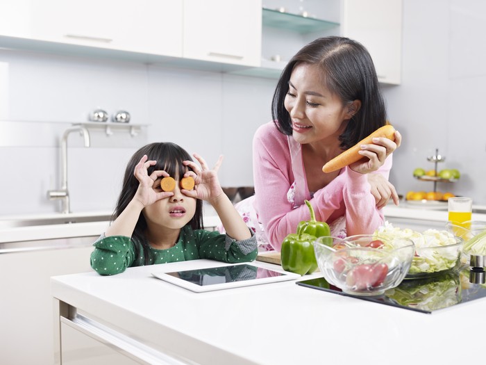 ilustrasi ibu dan anak di dapur
