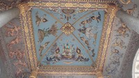 Meski mirip dengan Arc de Triomphe, dinding Patuxai berhiaskan ornamen-ornamen khas Laos. Di atap bagian dalam terdapat ornamen tentang ajaran Buddha, agama mayoritas di Laos (Dhani/detikTravel)