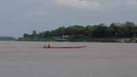 Pantai yang dimaksud merupakan bantaran Sungai Mekong yang disulap bagaikan pantai dengan pemandangan laut lepas dan ombak yang berkejaran (Dhani/detikTravel)