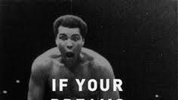 Penampilan terakhir di depan publik adalah pada April lalu saat Celebrity Fight Night di Arizona, acara amal yang dananya disalurkan untuk organisasi Muhammad Ali Parkinson Center. Foto: Internet