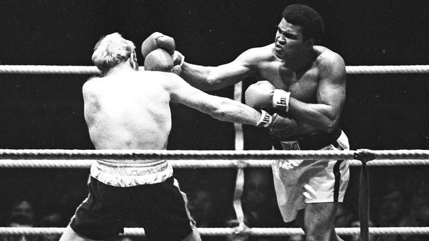 Muhammad Ali (kanan) tiga kali meraih sabuk Ring Magazine.