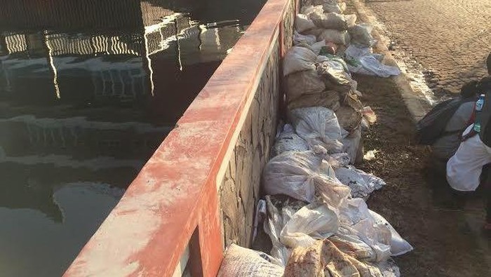 Antisipasi Tanggul Jebol Lagi, Pengelola Pantai Mutiara Taruh Karung Pasir