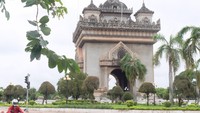 Adalah Patuxai yang memiliki makna serupa dengan Arc de Triomphe tersebut. Secara harfiah, Patuxai memang berarti gerbang kemenangan. Dibangun antara tahun 1957 hingga 1968, Patuxai mentereng di tengah kota Vientiane, Laos (Dhani/detikTravel)