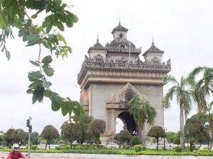 Lagi Asyik Nge-Vlog di Laos, Youtuber Thailand Dilecehkan Warlok!