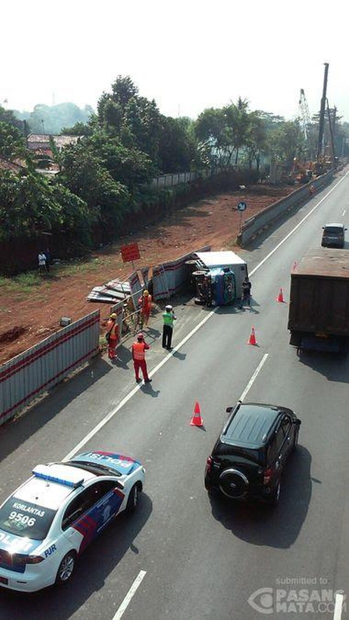Truk Terguling di Tol Cawang-Jati Bening, Lalin Padat