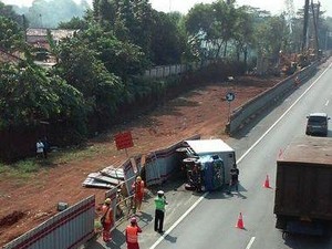 Truk Terguling di Tol Cawang-Jati Bening, Lalin Padat