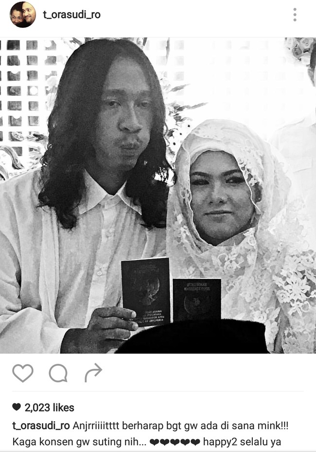 Saat menikahi Eveline, Aming mengenakan busana serba putih. Pernikahan yang digelar sederhana tersebut pun terkesan sangat santai. Foto: Dok. Instagram