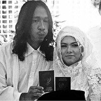 Saat menikahi Eveline, Aming mengenakan busana serba putih. Pernikahan yang digelar sederhana tersebut pun terkesan sangat santai. Foto: Dok. Instagram