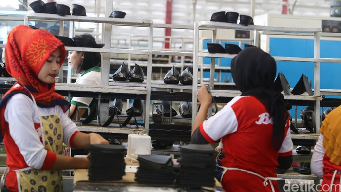 Produsen alas kaki PT Sepatu Bata Tbk (BATA) mulai gencar untuk menjual produknya melalui e-commerce. Tahun ini perusahaan alas kaki tersebut menargetkan memproduksi 4,5 juta pasang alas kaki.