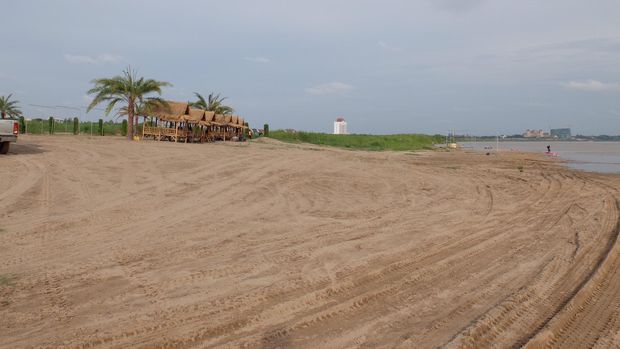 Sungai ini memiliki pasir layaknya pantai (Dhani Irawan/detikTravel)