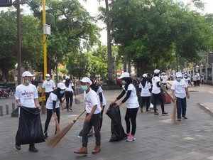 Sambut Ramadan, Ratusan Warga Menyapu Jalan Malioboro Yogyakarta