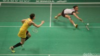 Tunggal putri asal China Wang Yihan berhasil menghentikan langkah pemain unggulan pertama Carolina Marin di babak semifinal BCA Indonesia Open Super Series Premier 2016 dengan skor 16-21 21-11 21-17.