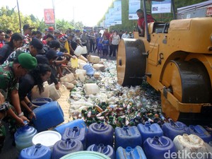 Ribuan Botol Miras Dimusnahkan di Banyumas, Warga Ramai-ramai Menonton