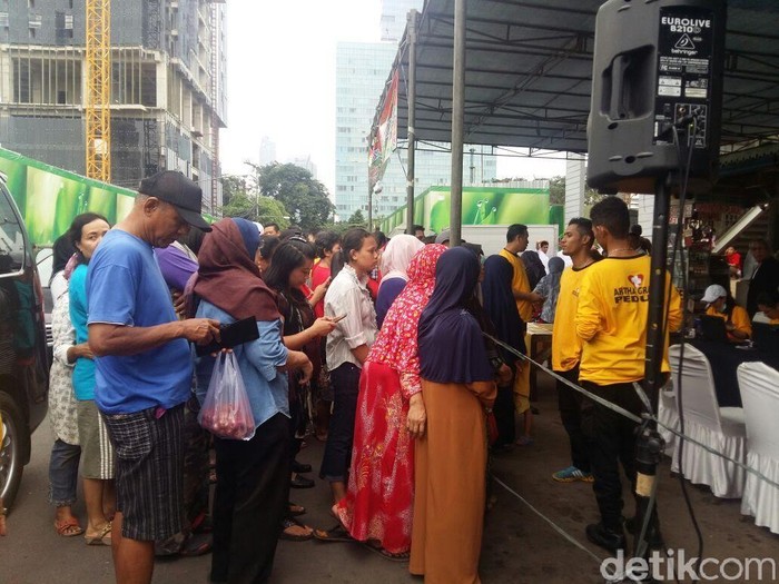 Harga Miring, Sembako dan Daging Sapi di Pasar Benhil Diserbu Warga