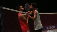 Kedua pemain bersalama usai laga usai.