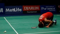 Pemain peringkat dua dunia itu menang rubber game dengan skor 17-21, 21-19, dan 21-17 dalam waktu 65 menit. REUTERS/Darren Whiteside.