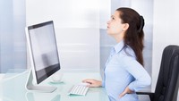 Jangan duduk terlalu lama. Lakukan stretching setiap satu jam sekali saat bekerja untuk menghindari pembuluh darah terjepit dan menimbulkan kesemutan. (Foto: Thinkstock)