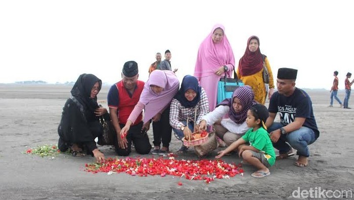 Isak Tangis Iringi Tabur Bunga Sambut Ramadan di Kolam Lumpur Lapindo