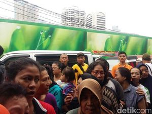 Harga Miring, Sembako dan Daging Sapi di Pasar Benhil Diserbu Warga