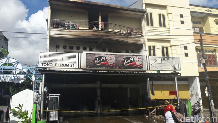 Rumah Kos di Makassar Terbakar, 1 Orang Tewas dan 10 Lainnya Alami Luka Bakar