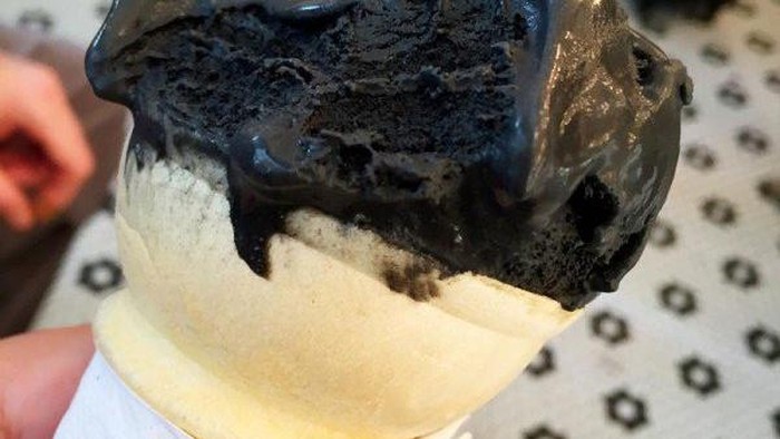 Di New York Ada Es Krim Hitam yang Dibuat dari Arang Kelapa