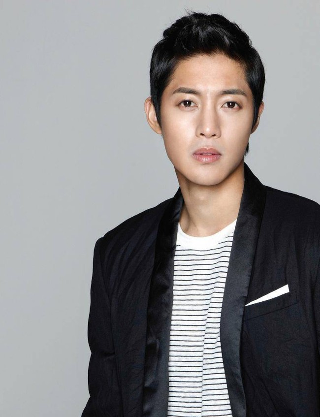 2. Kim Hyun JoongKim Hyun Joong belakangan tidak aktif sebagai artis karena sejumlah kasus yang melibatkannya. Namun nama dan imejnya sebagai aktor tampan masih melekat di benak pemirsa hingga ada di posisi kedua. Foto: KeyEast Ent.