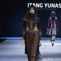 Itang yunasz Sawung Galing Muslim Fashion Festival 2016 at Plaza Selatan. Istora Senayan. Jakarta. [Foto: Mohammad Abduh/Wolipop]