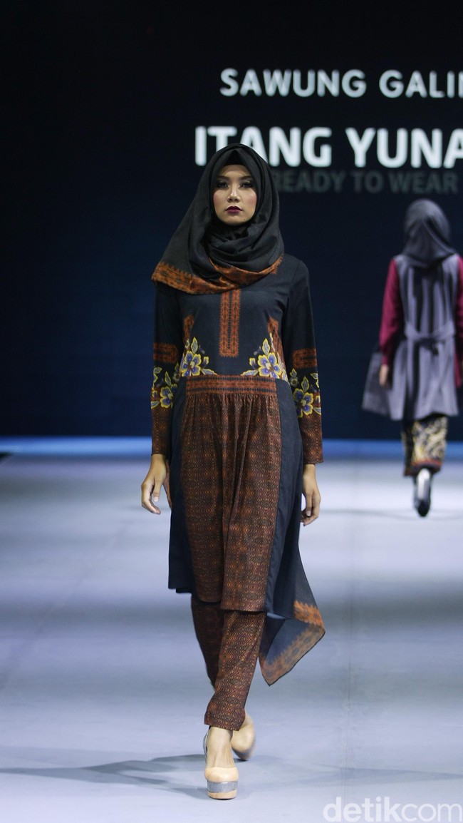 Itang yunasz Sawung Galing Muslim Fashion Festival 2016 at Plaza Selatan. Istora Senayan. Jakarta. [Foto: Mohammad Abduh/Wolipop]
