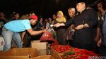 Akom Borong Jengkol di Pasar Cibitung