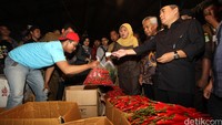 Para pimpinan DPR tersebut sempat berhenti ke sejumlah lapak pedangang. Akom lalu kembali berbelanja membeli cabai rawit merah yang saat ini mengalami penurunan harga.