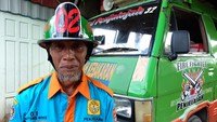 Ketertarikan Kai (Kakek) Noor kepada dunia pemadaman bermula ketika dia melihat ada rumah seorang warga yang terbakar. Kala itu Kai Noor tengah menjadi pengemudi ojek. Usai mengantarkan penumpang ke tempat tujuan, Kai Noor yang melihat kobaran api masih besar langsung terdorong untuk turun dan membantu proses pemadaman. Sejak itu, Kai Noor terpikir untuk mendirikan unit pemadam kebakaran sendiri. (Dok. Kain Ihram Trans7)