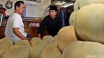 Akom Borong Jengkol di Pasar Cibitung