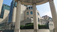 Gedung ini diresmikan Ratu Elizabeth II pada Juli tahun 1994. Luasnya 23.457,7 m2 termasuk kantor bawah tanah (Fitraya/detikTravel)