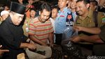 Akom Borong Jengkol di Pasar Cibitung